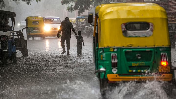 Delhi Rains Today: राष्ट्रीय राजधानी दिल्ली में सुबह के समय दक्षिण और दक्षिण पूर्व दिल्ली के कुछ इलाकों में बारिश (Rain) हुई. जबकि दिल्ली के अन्य हिस्सों में मौसम सामान्य रहा और बादल छाए रहे.