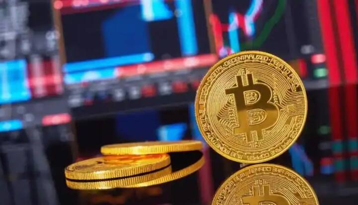 Cryptocurrency Hacking : गुंतवणुकीसाठी अनेकजण क्रिप्टोकरन्सीचा पर्याय निवडतात. पण या क्रिप्टोकरन्सीच्या चोरीची तसेच हँकिंगची अनेक प्रकरणे समोर येत आहेत. चालू वर्षात जानेवरी ते जून या सहा महिन्यांत क्रिक्टोकरन्सच्या चोरीचे प्रमाण थेट दुप्पट झाले आहे.