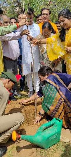 राजस्थान यूनिवर्सिटी में 'वन स्टूडेंट वन ट्री' अभियान की शुरुआत, पांच हजार पौधे लगाने का लक्ष्य, देखें तस्वीरें