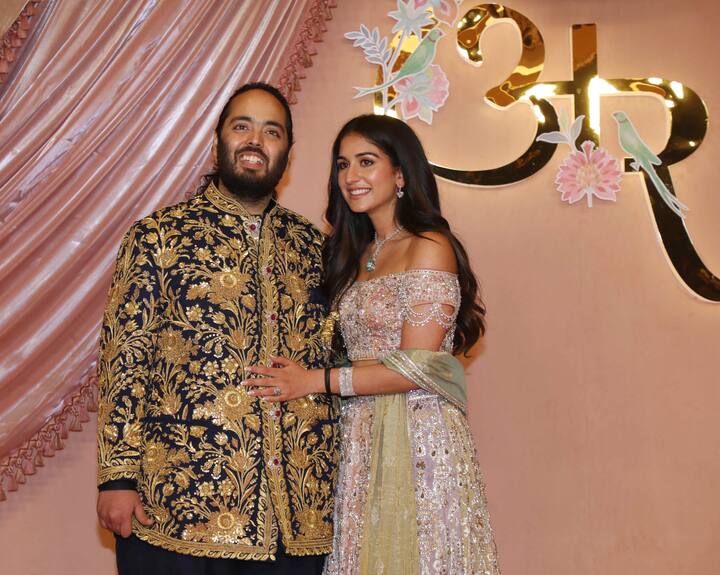 शादी से पहले हल्दी, मेंहदी के कार्यक्रम में भी इस ग्रांड शादी भव्यता देखने को मिली. अब 12 जुलाई को शादी है तो इसे भी भव्य बनाने के लिए कोई कोर कसर नहीं छोड़ी जा रही है. अंबानी फैमिली ओर से देश ही नहीं बल्कि दुनियाभर के सेलिब्रिटी को बुलाया गया है. जिसमें फिल्म जगत से लेकर खेल जगत, राजनीति और टेक्नोलॉजी से जुड़ी हस्तियां शामिल हैं.