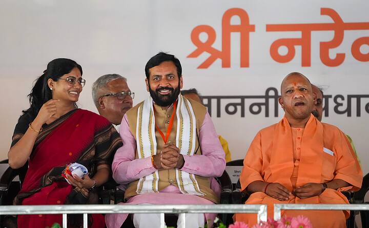 दरअसल, आम चुनाव के बाद ऐसा कहा गया कि अपना दल (सोनेलाल) और बीजेपी के बीच सबकुछ ठीक नहीं है. अपना दल की अनुप्रिया पटेल अंदर ही अंदर बीजेपी से कई मसलों पर खफा हैं.