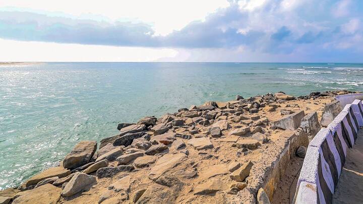 फारसी नाविकों ने इसे पहली बार 9वीं शताब्दी में सेतु बंधाई कहा था, जिसके अर्थ है समुद्र के पार का पुल. रामेश्वरम के मंदिरों के अभिलेखों से पता चलता है कि यह पुल 1480 तक समुद्र के ऊपर था. इसके बाद चक्रवात ने इसे नष्ट कर दिया.