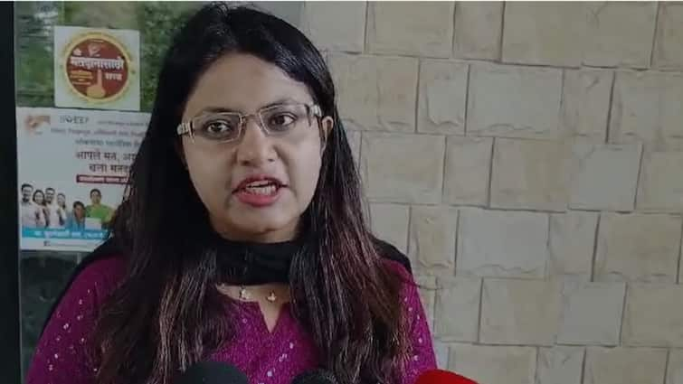 Pooja Khedkar joined duty as Washim district collector talk about Audi car and income non creamy layer certificate controversy Pooja Khedkar: बहुचर्चित पूजा खेडकरांनी वाशिममध्ये पदभार स्वीकारला, प्रसारमाध्यमांच्या कॅमेऱ्यांना पाहताच म्हणाल्या....