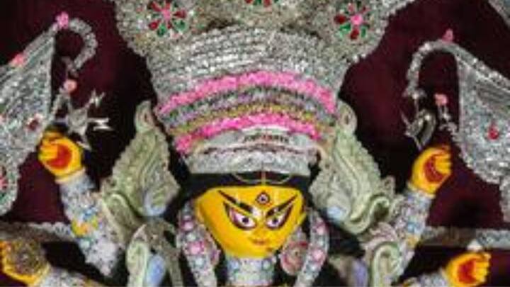 দেবী দুর্গার বিগ্রহ বা ছবির দক্ষিণ-পূর্ব দিকে এবার একটি মাটির প্রদীপ জ্বালাতে হবে। চেষ্টা করতে হবে ওই মাটির প্রদীপটি যেন পরের শুক্রবার পর্যন্ত জ্বলে। ধর্মীয় বিশ্বাস, প্রদীপ জ্বলে থাকার অর্থ দেবী জাগ্রত রয়েছেন।(ছবি সৌজন্য- পিটিআই)