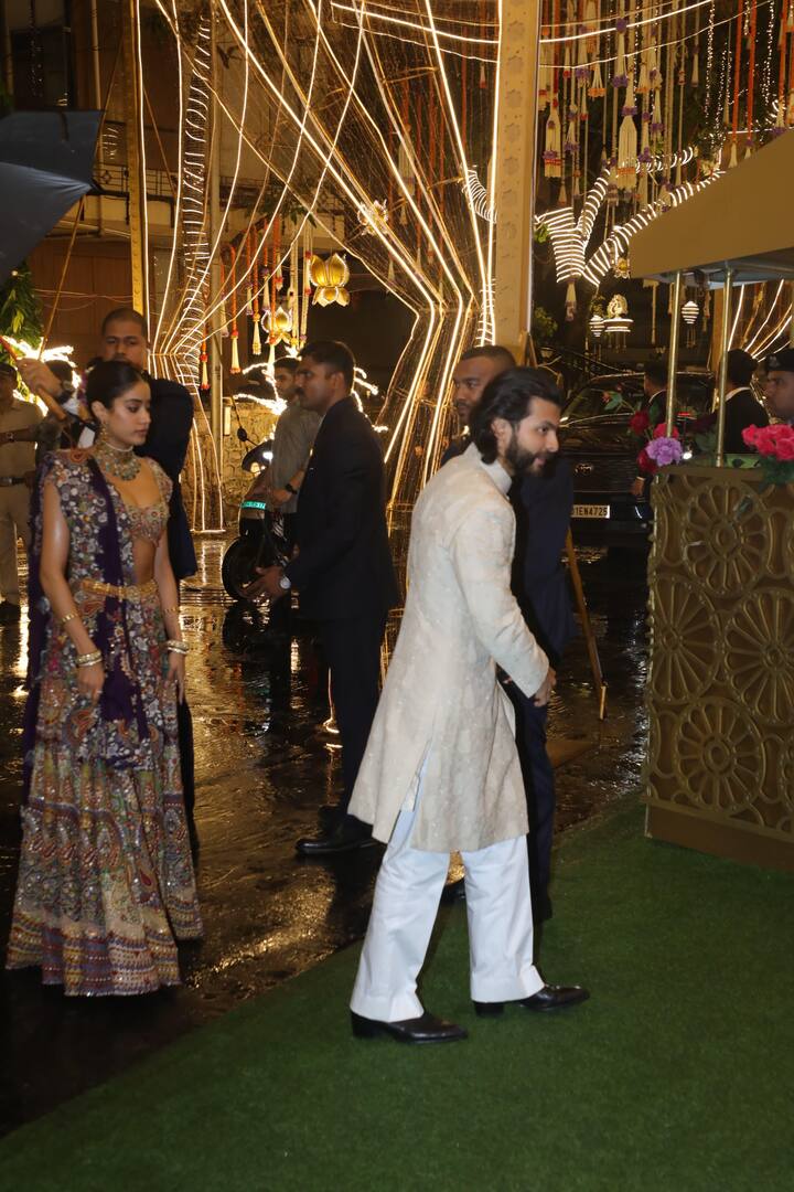 जाह्नवी और शिखर पहाड़िया की ये तस्वीरें अब खूब वायरल हो रही हैं.