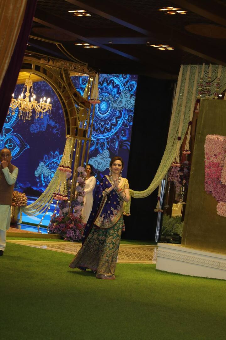 नीता अंबानी ने अपने लुक को और ग्रेस देने के लिए ब्लू कलर का साटन का दपट्टा भी पेयर किया था. नीता के इस दुपट्टे पर थोडे-थोड़े डिस्टेंस पर बूटियां बनाई गई थीं. उन्होने अपने सोने के ब्लाउज और ग्रीन लहंगे के साथ इस रॉयल ब्लू दुपट्टे को सीधे पल्ले की तरह लिया हुआ था.