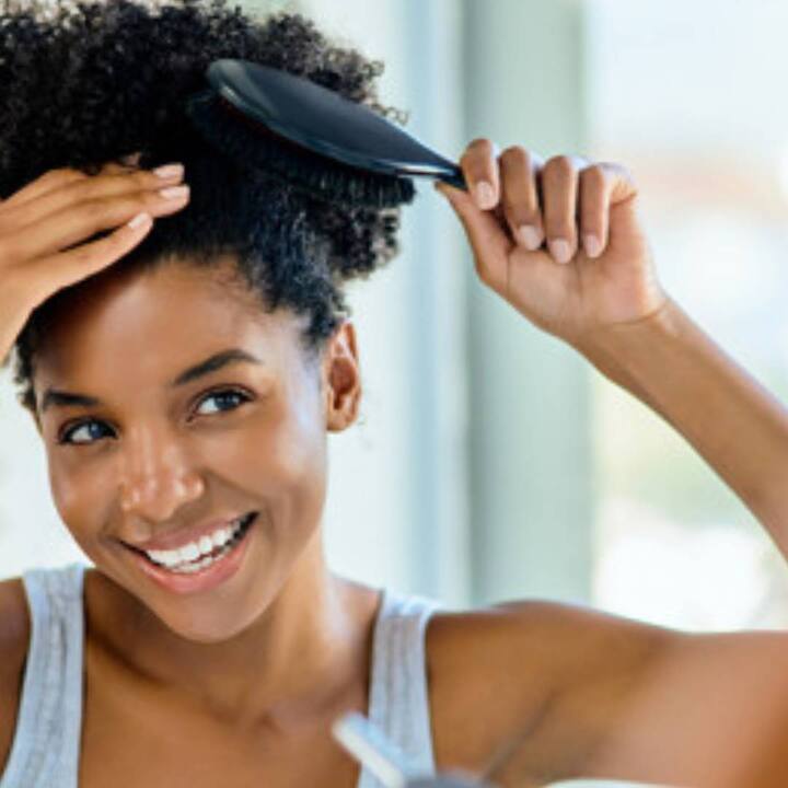 ਬਹੁਤ ਸਾਰੇ ਲੋਕ ਸਿਹਤਮੰਦ ਰੁਟੀਨ ਅਤੇ ਖੁਰਾਕ ਦੀ ਪਾਲਣਾ ਕਰਦੇ ਹਨ। ਚਮੜੀ ਲਈ ਕਈ ਤਰ੍ਹਾਂ ਦੇ ਬਿਊਟੀ ਪ੍ਰੋਡਕਟਸ ਅਤੇ ਘਰੇਲੂ ਉਪਚਾਰਾਂ ਦੀ ਵਰਤੋਂ ਕੀਤੀ ਜਾਂਦੀ ਹੈ। ਪਰ ਵਾਲਾਂ ਦੀ ਸਹੀ ਦੇਖਭਾਲ ਕਰਨਾ ਭੁੱਲ ਜਾਓ।