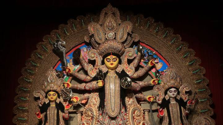 যদি পুজোর ঘরে মা দুর্গার মূর্তি বা ছবি রাখেন তাহলে আগে ঘরটি ভালো করে পরিষ্কার করে নেবেন। না হলে দেবী রুষ্ট হন। পুজোর আগে মূর্তি বা ছবি রেখেছেন সেই জায়গাটিও গঙ্গাজল দিয়ে শুদ্ধ করে নিতে হবে।(ছবি সৌজন্য- পিটিআই)