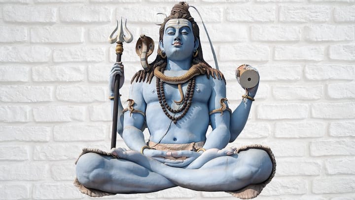 শিবের মাথায় জল ঢালার পর বেলপাতা, ধুতরো ও আকন্দর মালা নিবেদন করতে হবে। প্রদীপ জালিয়ে করতে হবে আরতি।