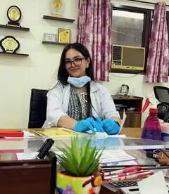 Photos: ડૉક્ટર છે અભિષેક શર્માની બહેન, સ્ટેડિયમમાં જઇને ભાઇને કરે છે સપોર્ટ