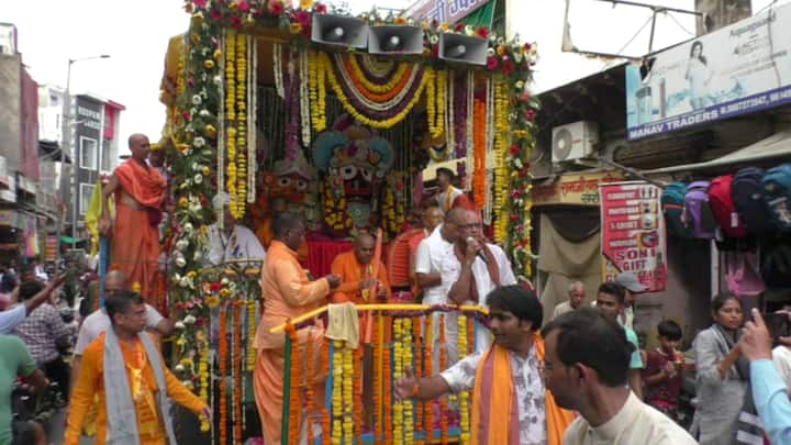 भगवान जगन्नाथ जी की शोभायात्रा सारस चौराहे के पास दा पार्क मैरिज गार्डन से शुरू हुई जिसमें विशेष रूप से भगवान जगन्नाथ ,बलभद्र और सुभद्रा जी की झांकी सजाई गई.