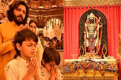 रितेश-जेनेलियाची मुले पापाराझींसमोर हात का जोडतात? अभिनेत्याने सांगितले कारण..