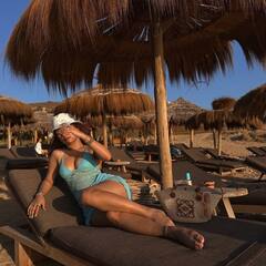 Avneet Kaur Photos: अवनीत कौर ने ब्लू बिकनी में फ्लॉन्ट किया कर्वी फिगर, अदाएं देख फैंस के छूटे पसीने