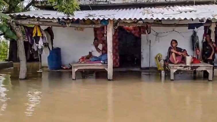यूपी में बाढ़ से हाहाकार, 12 जिलों के 633 गांवों में घुसा पानी, 19 लोगों की मौत