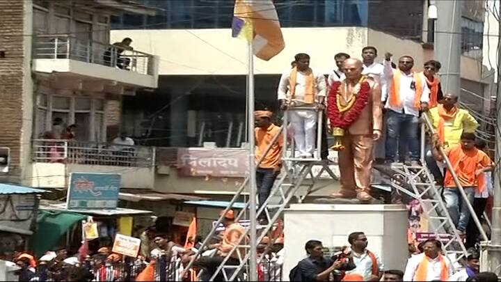 लाखोंच्या संख्येने मराठा समाज बांधव मनोज जरांगे यांच्या रॅलीत सहभागी झाले असून तुफान गर्दीमुळे शहरातील सर्व रस्ते जाम झाले आहेत.आत्तापर्यंतच्या पाचही जिल्ह्यातील गर्दीचे सर्व रेकॉर्ड मोडणारी ही गर्दी असल्याचे सांगितले जात आहे.