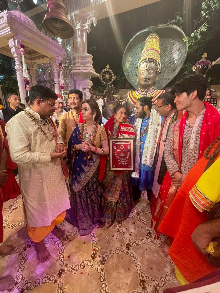 अनंत अंबानी और राधिका मर्चेंट की शादी का कार्यक्रम की बात करें तो 12 जुलाई यानी शुक्रवार को शुभ विवाह होने वाला है. 13 जुलाई के रिसेप्शन के जश्न को 'शुभ आशीर्वाद और 14 जुलाई के कार्यक्रम को 'मंगल उत्सव' नाम दिया गया है.