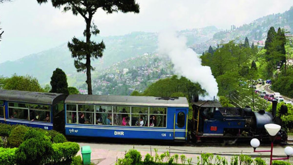 Monsoon Travel : आयुष्यात एकदा तरी पावसाळ्यात 'या' 5 रेल्वे मार्गांवर प्रवास कराच..! हा अनुभव स्वर्गसुखापेक्षा कमी ठरणार नाही