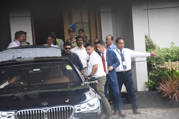 రేపు అనంత్‌ అంబానీ-రాధిక మార్చంట్‌ పెళ్లి జరగునున్న సంగతి తెలిసిందే. ఈ పెళ్లికి టాలీవుడ్‌లో రామ్‌ చరణ్‌కు మాత్రమే ఆహ్వానం అందింది.