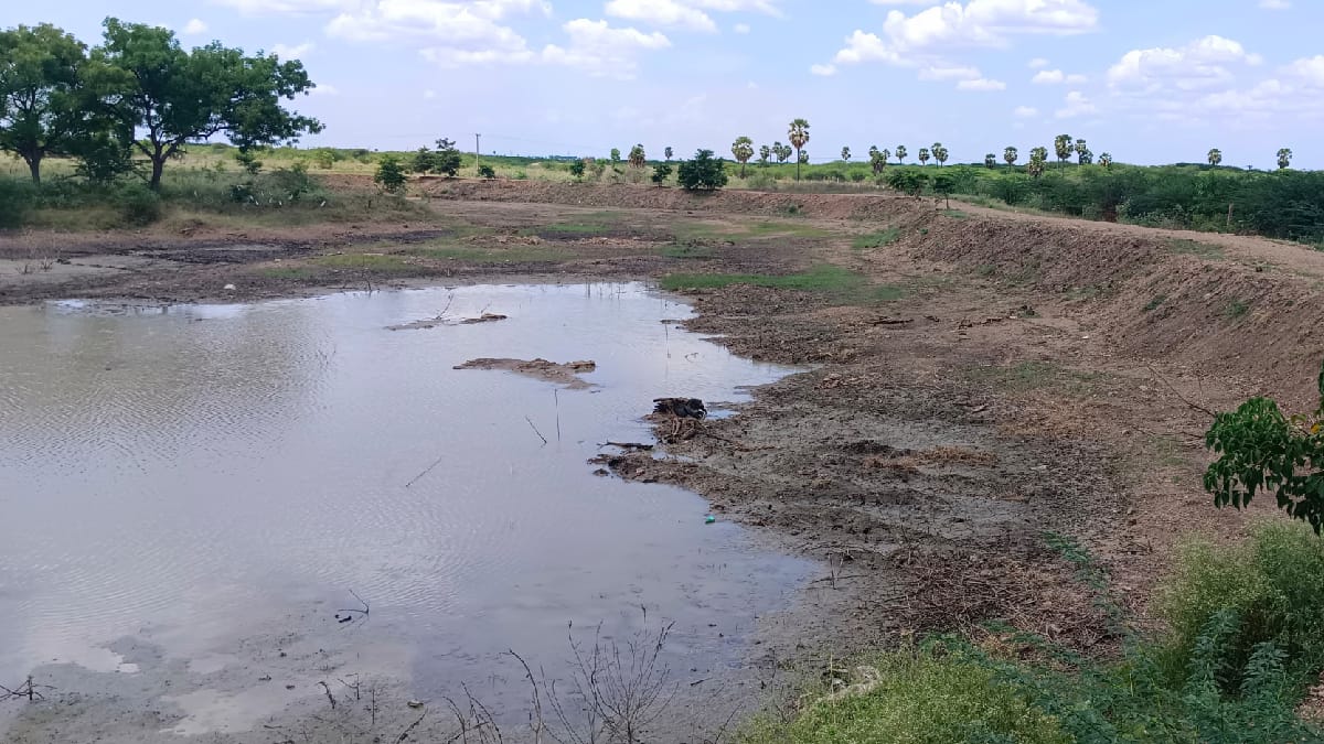 தண்ணீர் இருக்கிற ஊரணியில் வண்டல் மண் எடுக்க முடியாதே; வேறு இடங்களை சொல்லுங்க ஆபீசர்-  விவசாயிகள்