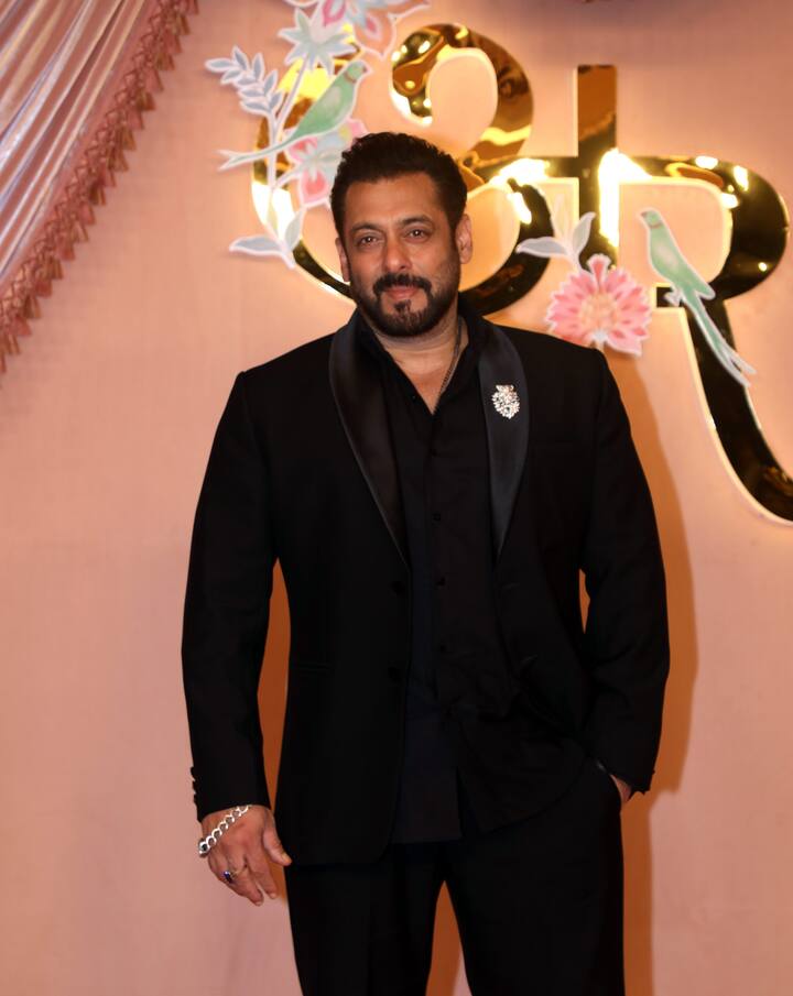 बॉलीवुड से, अंबानी की शादी में शाहरुख खान, सलमान खान, आमिर खान और अमिताभ बच्चन जैसे कई बड़े कलाकार शामिल होंगे. यह ध्यान देने वाली बात है कि अनंत-राधिका की शादी के लिए ड्रेस कोड औपचारिक भारतीय परिधान है और शादी में केवल 14 साल से अधिक उम्र के मेहमानों को ही शामिल होने की इजाजत दी गई है.