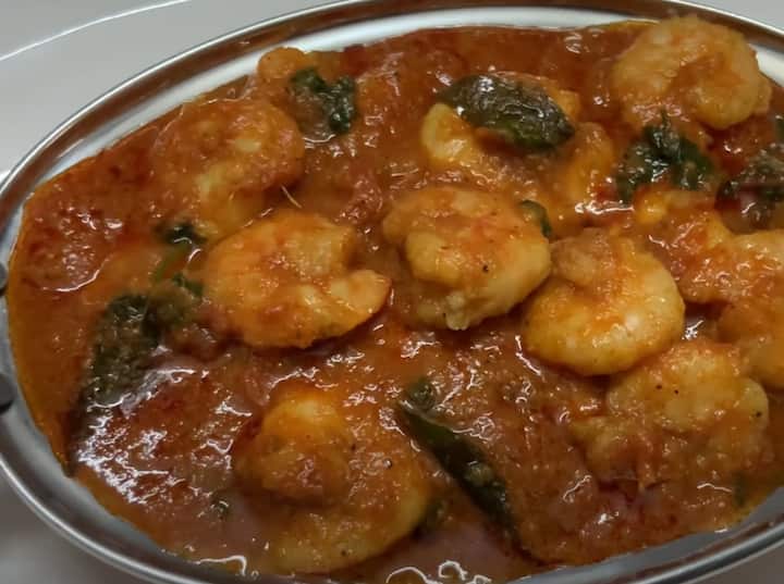 செய்முறை : அடுப்பில் கடாயை வைத்து நல்லெண்ணெய் ஊற்றி சூடானதும் கடுகு, சோம்பு சேர்த்து கலந்து விடவும். கடுகு பொறிந்த உடன் நறுக்கிய வெங்காயம், பச்சை மிளகாயை சேர்த்து 5 நிமிடம் வதக்கவும்.