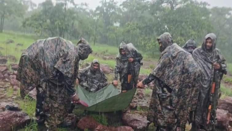 Watch Video why chhattisgarh Kanker people Salute spirit of soldier who went on anti-naxal operation  Watch: एंटी नक्सल ऑपरेशन पर गए जवान के जज्बे को सलाम, देखें- पॉलीथिन में पानी जमा कर कैसे बुझाते हैं प्यास?