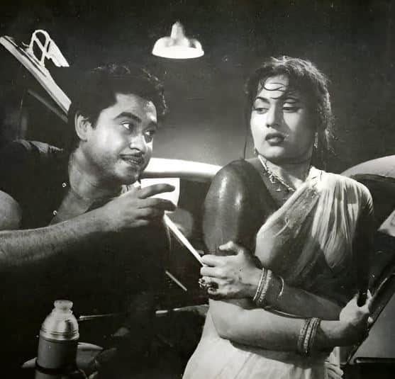 मशहूर गायक किशोर कुमार ने मुस्लिम लड़की मुमताज बेगम जहां देहलवी से शादी की थी. इन्हें आप मधुबाला के नाम से जानते हैं जो फेमस एक्ट्रेस रह चुकी हैं. आज दोनों ही इस दुनिया में नहीं हैं लेकिन दोनों में काफी प्यार था.