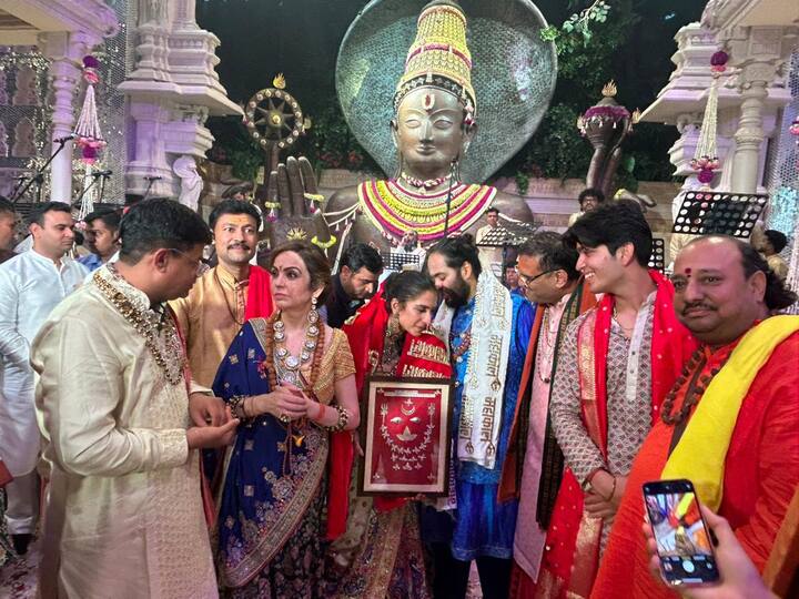 उद्योगपति मुकेश अंबानी के छोटे बेटे अनंत अंबानी के विवाह समारोह के पहले मुंबई में शिव शक्ति पूजा का अनुष्ठान हुआ, जिसमें मध्य प्रदेश के उज्जैन स्थित महाकालेश्वर मंदिर के पुजारी भी शामिल हुए. उन्होंने बताया कि पूजा के दौरान अंबानी परिवार ने जय श्री महाकाल का उद्घोष भी किया.