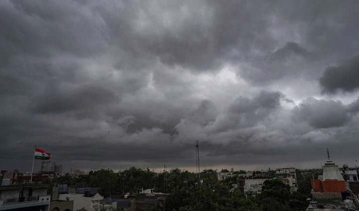 ভারী থেকে অতি ভারী বৃষ্টি এবং প্রবল বর্ষণের সম্ভাবনা উত্তরবঙ্গের উপরের দিকের পাঁচ জেলাতে। নিচের দিকের তিন জেলাতেও বজ্রবিদ্যুৎ সহ বৃষ্টির সম্ভাবনা। আগামীকাল থেকে বৃষ্টির পরিমাণ ও ব্যাপকতা ক্রমশ কমতে থাকবে। যদিও ভারী বৃষ্টির পূর্বাভাস রবিবার পর্যন্ত উত্তরবঙ্গের জেলাগুলিতে। সূত্র- পিটিআই