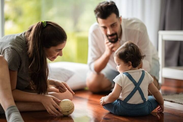 लेकिन गलत तरीके से अगर बच्चों की परवरिश की जाए, तो इससे उनका विकास नकारात्मक रूप से होता है.