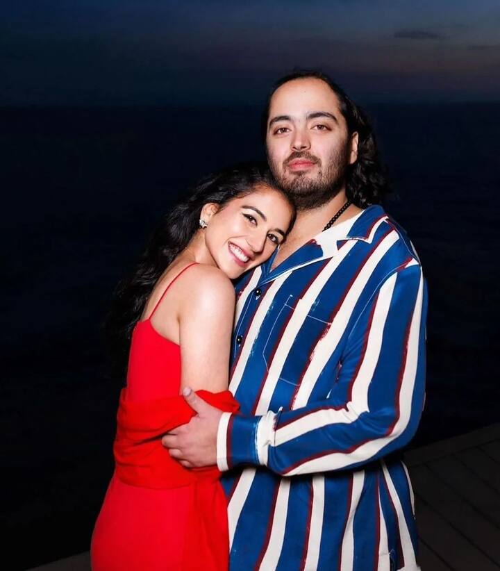 इस कार्ड के मुताबिक अनंत और राधिका 12 जुलाई की शाम मुंबई के जियो वर्ल्ड कन्वेंशन सेंटर में सात फेरे लेने वाले हैं. वहीं शादी के अगले दिन यानि 13 जुलाई को शुभ आशीर्वाद की रस्म निभाई जाएगी.