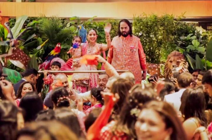 मुकेश अंबानी ने शादी का पहला निमंत्रण मंगलवार को वृन्दावन स्थित ठाकुर बांके बिहारी को भेजा और उनसे पुत्र एवं पुत्रवधू को आशीर्वाद देने की प्रार्थना की.उद्योगपति के प्रतिनिधियों ने मंदिर के सेवायत पुजारी आचार्य गोपी गोस्वामी एवं श्रीनाथ गोस्वामी से भेंट कर ठाकुरजी को निमंत्रण पत्र दिया.