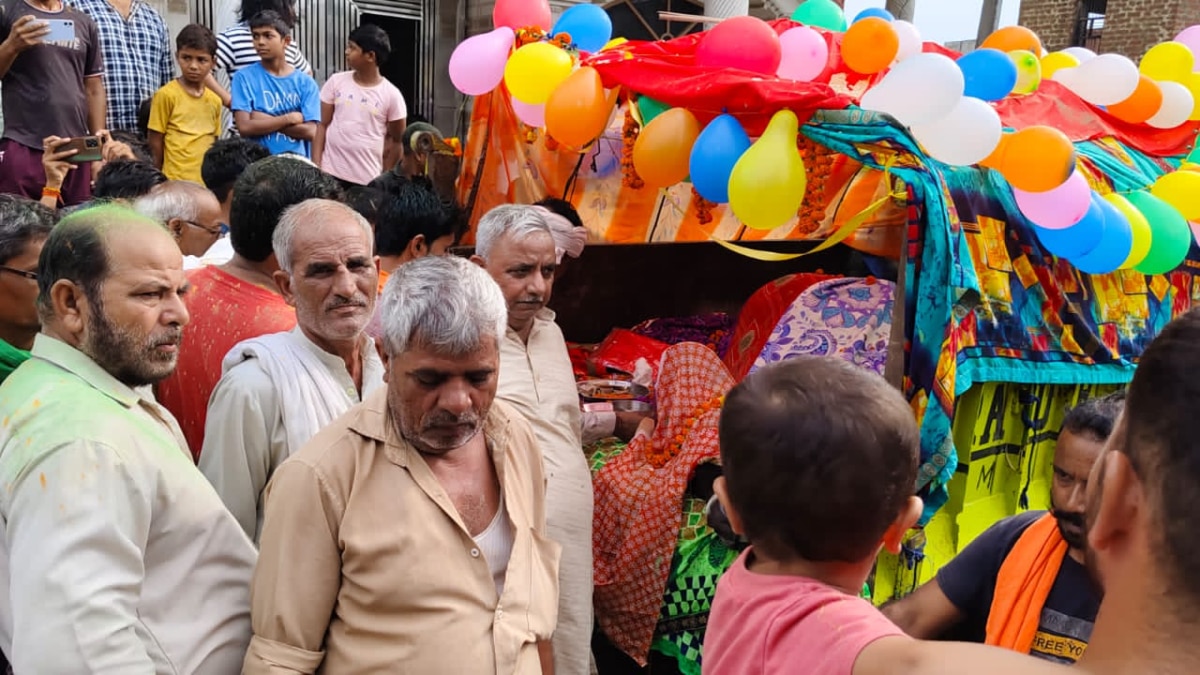 गाजे-बाजे के साथ निकाली गई गाय की अनोखी शव यात्रा, अंतिम संस्कार में उमड़ी भीड़