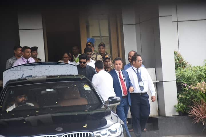 Ram Charan Papped in Mumbai: గ్లోబల్‌ స్టార్‌ రామ్‌ చరణ్‌ ముంబైలో సందడి చేశారు. ఇందుకు సంబంధించిన ఫోటోలు సోషల్ మీడియాలో వైరల్‌ అవుతున్నాయి.