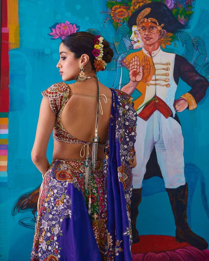 एक्ट्रेस ने कैमरे के सामने तरह-तरह के पोज देकर सुर्खियां बटोरीं