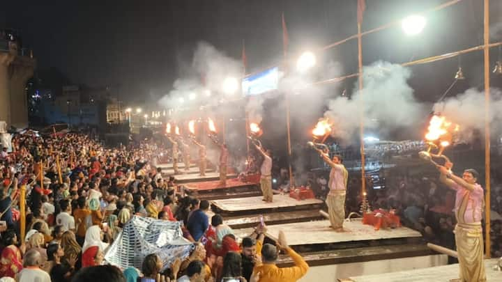 Varanasi Ganga Arti:  वाराणसी में बुधवार को चमक गरज के बीच गंगा आरती हुई. जिसे देखने के लिए श्रद्धालुओं में गजब का उत्साह दिखाई दिया है. बारिश के बीच हर-हर महादेव के नारे श्रद्धालु लगा रहे थे.