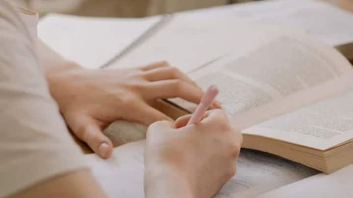NCERT-র বইয়ের পাশাপাশি প্রয়োজন বেশ কিছু রেফারেন্স বই। তবেই পড়াশোনা সঠিকভাবে করা সম্ভব। বিশেষ গুরুত্ব দিতে হবে কারেন্ট অ্যাফেয়ার্সকে।