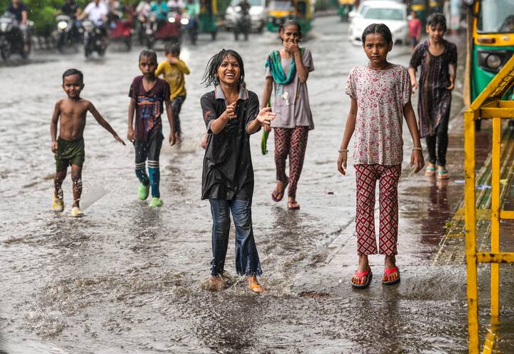 दिल्ली में गुरुवार को मूलचंद, ईस्ट ऑफ कैलाश, सफदरजंग, लापजपत नगर, सुंदर नगर, सहित कई इलाकों हल्की बारिश हुई. आईएमडी के अनुसार दिन के समय दिल्ली में गरज के साथ बारिश भी हो सकती है.