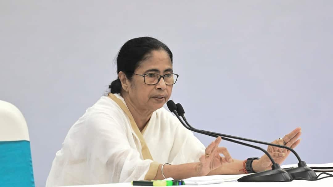 Mamata Banerjee To Meet Uddhav Thackeray Sharad Pawar Akhilesh yadav Mumbai Ambani Wedding Mamata To Meet Uddhav, Sharad Pawar, Akhilesh In Mumbai Before Attending Ambani Wedding