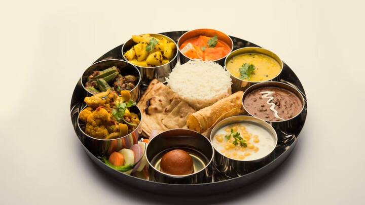 उदाहरण - ताजी फळे आणि भाज्या, धान्य आणि कडधान्ये, दूध आणि दुग्धजन्य पदार्थ, वाळलेली फळे आणि बिया, मध... प्रभाव : सात्विक अन्न सेवन केल्याने व्यक्तीमध्ये शक्ती, संतुलन आणि मानसिक स्पष्टता वाढते. हे अन्न शारीरिक आणि मानसिक उर्जेसाठी खूप चांगले आहे, तसेच आरोग्यासाठी देखील खूप चांगला आहार मानला जातो.