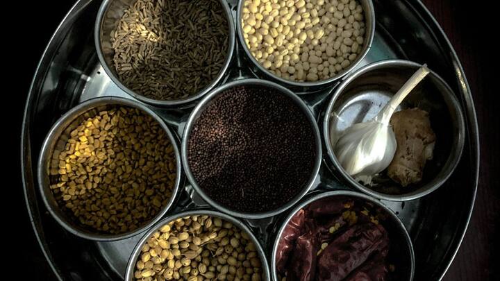 மசாலா பொருட்களின் நிறங்களை கவனிக்க வேண்டும். மிளகு, மிளகாய் உள்ளிட்டவை இயல்பான நிறத்தில் இருப்பதை உறுதி செய்ய வேண்டும்.