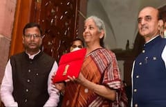 निळी, लाल ते कॉफी कलरची साडी, सात वेळा अर्थसंकल्प सादर करताना निर्मला सीतारामन यांचे सात लूक!