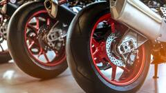 बाइक में पिछला पहिया क्यों होता है चौड़ा, वजह जानकर आप भी रह जाएंगे दंग