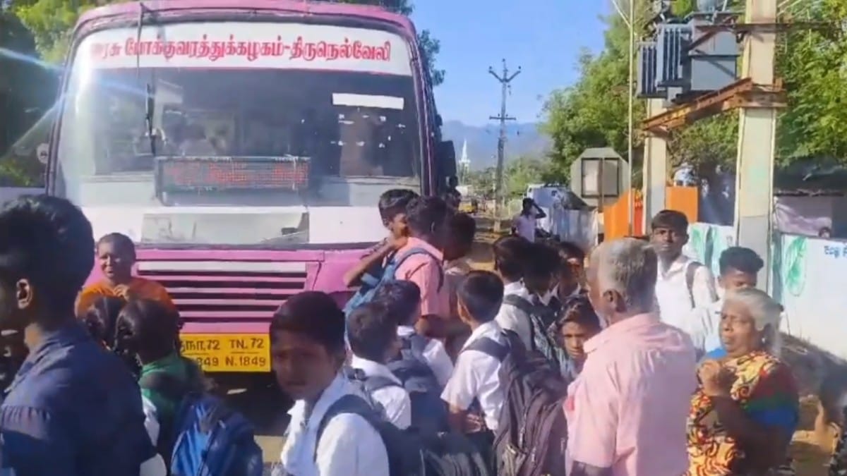 ஆபத்தான பயணம் மேற்கொள்ளும் மாணவர்கள் ! பேருந்தை சிறைபிடித்து மறியலில் ஈடுபட்ட பெற்றோர்கள்