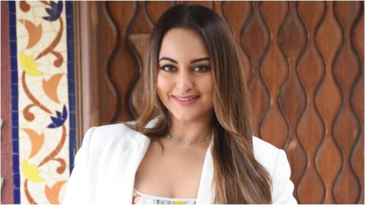 sonakshi Sinha Latest Photos: కొత్త పెళ్లి కూతురు సోనాక్షి సిన్హా తాజాగా మీడియాకు సింగిల్‌గా ఫోజులు ఇచ్చింది.