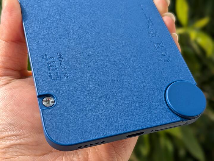 CMF Phone 1 demonstrates that CMF is dedicated to presenting a fresh take on smartphones. One of the distinctive features of this smartphone is its detachable rear panel. To remove the back panel, users need to remove four screws, a process that typically takes a few minutes.