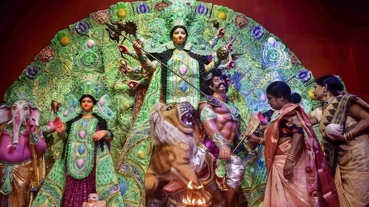 বর্তমানে অনেক ছোট ফ্ল্যাটেই ঠাকুর ঘর থাকে না। পুজোর জন্য ঠাকুরের আসন পাতার আগে তাই সতর্ক থাকবেন। কোনওভাবে যেন রান্নাঘর বা বাথরুমের সামনে তা পাতা না হয়। ভালো করে খেয়াল রাখবেন এই দুটি ঘরের দেওয়ালও যেন ঠাকুরের মূর্তি বা ছবি ছুঁয়ে না থাকে। (ছবি সৌজন্য- পিটিআই)