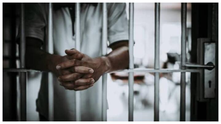 इस पर उत्तर प्रदेश सरकार की और से पेश हुए वकीन ने कहा, 'राज्य की जेलों में जाति के आधार पर कोई भेदभाव नहीं होता है और कैदी की फिजिकल और मेंटल फिटनेस के आधार पर काम का बंटवारा किया जाता है.'