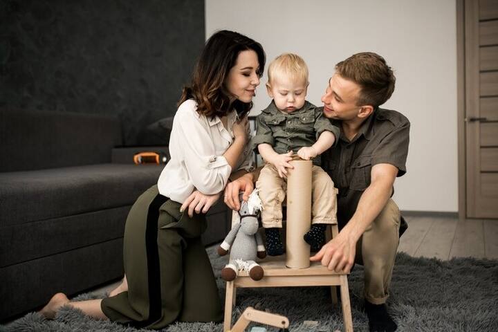 अधिकतर माता-पिता अपने बच्चों को ज्यादा समय नहीं दे पाते हैं ऐसे में बच्चा ट्रॉमा का भी शिकार हो सकता है.