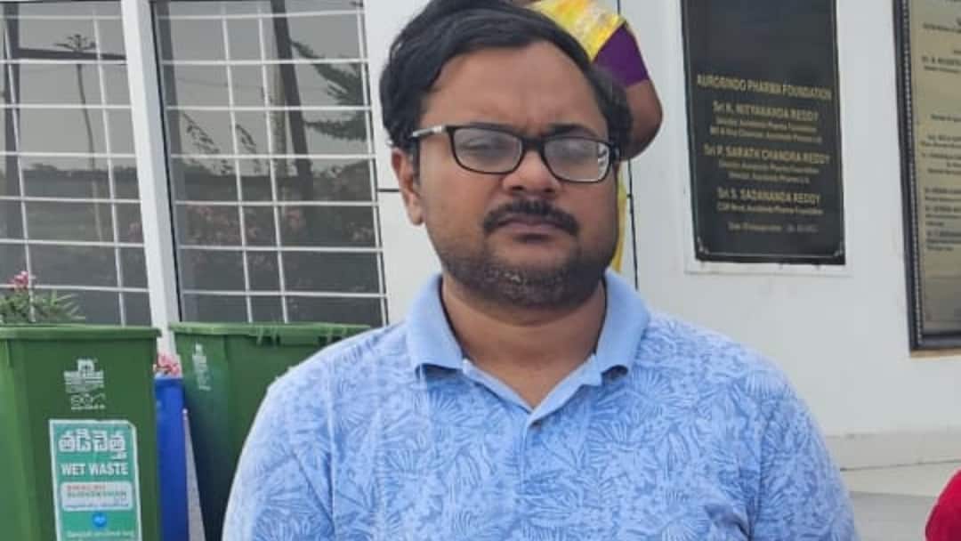 Dowry Harassment: ఐఏఎస్ ఆఫీసర్గా నమ్మించి పెళ్లి, అదనపు కట్నం కోసం వేధింపులతో వెలుగులోకి వాస్తవం Dowry Harassment Unveiled in a Fake IAS Officer Marriage in Hyderabad Dowry Harassment: ఐఏఎస్ ఆఫీసర్గా నమ్మించి పెళ్లి, అదనపు కట్నం కోసం వేధింపులతో వెలుగులోకి వాస్తవం